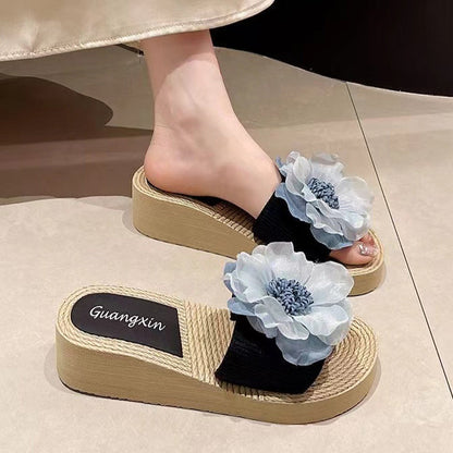 Suus – Zwarte Bohemian Wedge Slide Sandalen met Bloemen