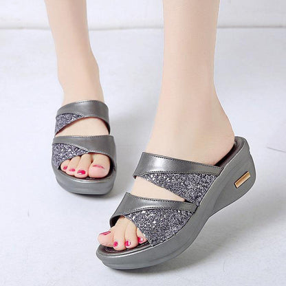 Edna – Gouden Wedge Slide Sandalen met Pailletten en Open Teen