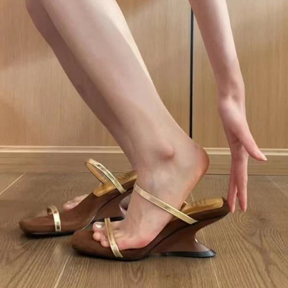 Evi – Gouden Wedge Slide Sandalen met Open Teen