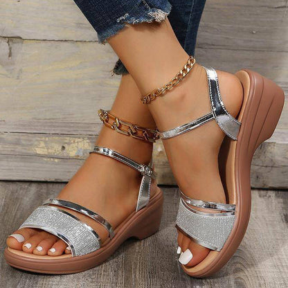 Marlene – Zilveren Wedge Sandalen met Gespsluiting en Open Teen