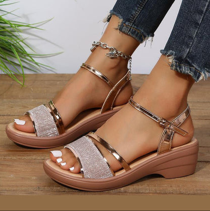 Marlene – Zilveren Wedge Sandalen met Gespsluiting en Open Teen
