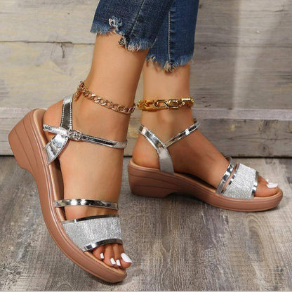 Marlene – Zilveren Wedge Sandalen met Gespsluiting en Open Teen
