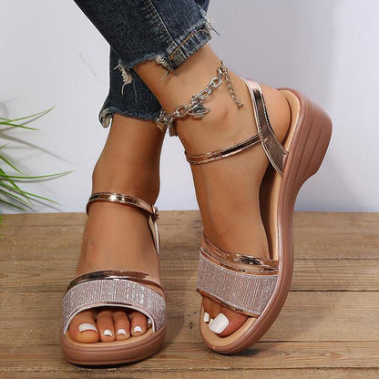 Marlene – Zilveren Wedge Sandalen met Gespsluiting en Open Teen
