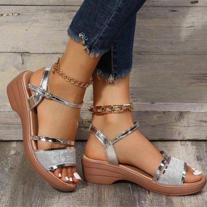 Marlene – Zilveren Wedge Sandalen met Gespsluiting en Open Teen